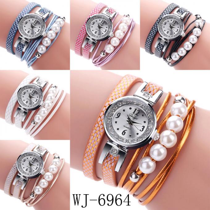 WJ-7029 फैशन हीरे की महिलाएं फूलों के ब्रेसलेट हाथ से बनी चमड़े की चूड़ी कलाई घड़ियाँ देखती हैं
